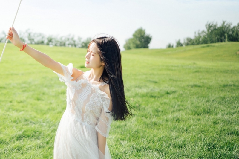 白裙美女长发飘飘清新唯美写真  第6张