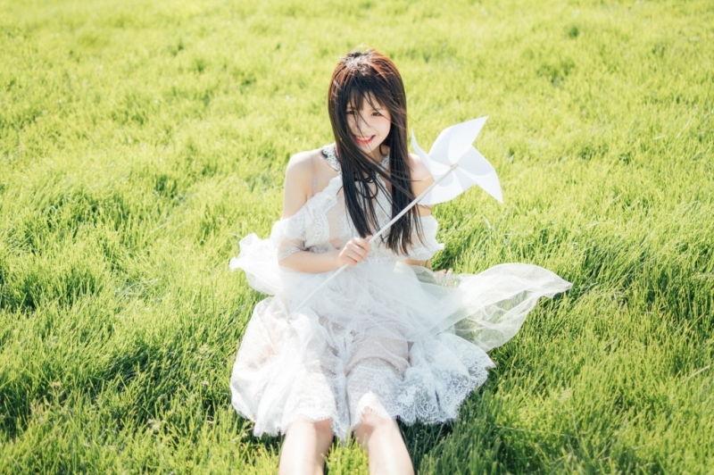 白裙美女长发飘飘清新唯美写真  第7张