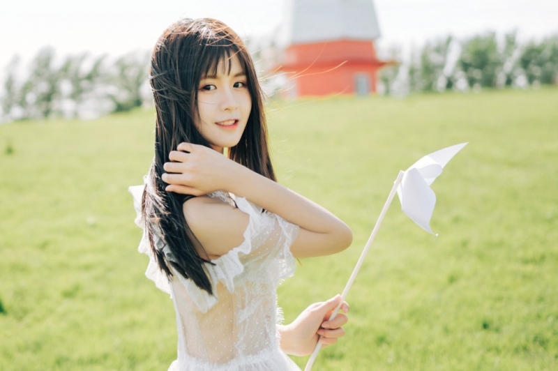 白裙美女长发飘飘清新唯美写真  第8张