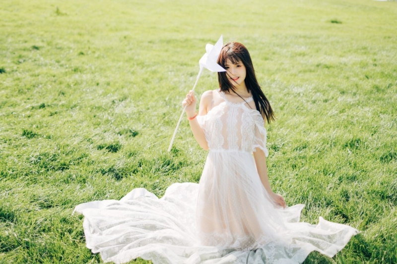 白裙美女长发飘飘清新唯美写真  第9张