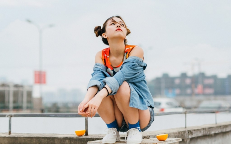 哪咤头小姐姐青春靓丽街拍写真  第2张