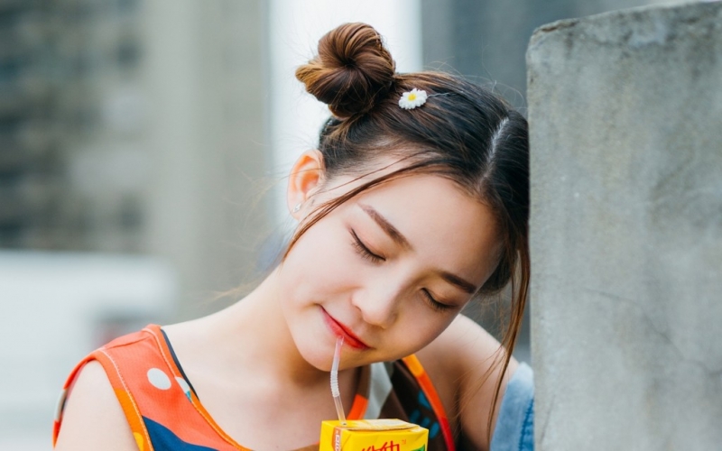 哪咤头小姐姐青春靓丽街拍写真  第3张