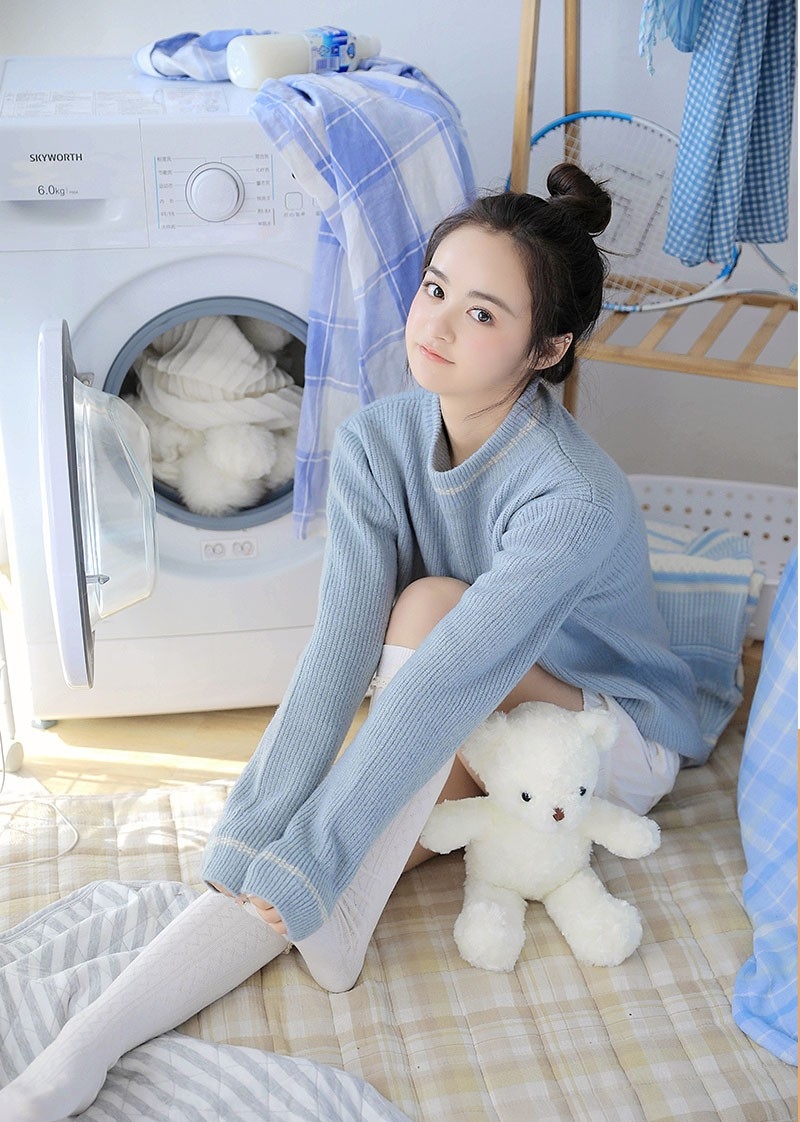 超短裤小姐姐白丝美腿居家写真  第2张