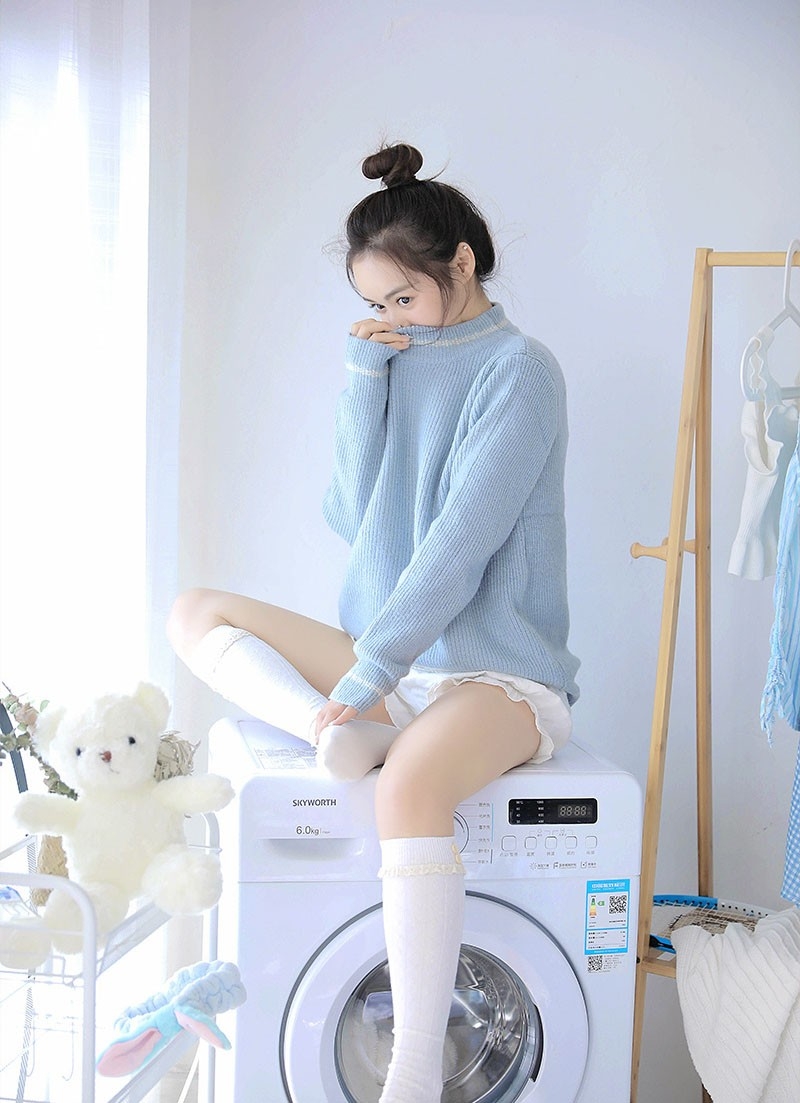超短裤小姐姐白丝美腿居家写真  第3张