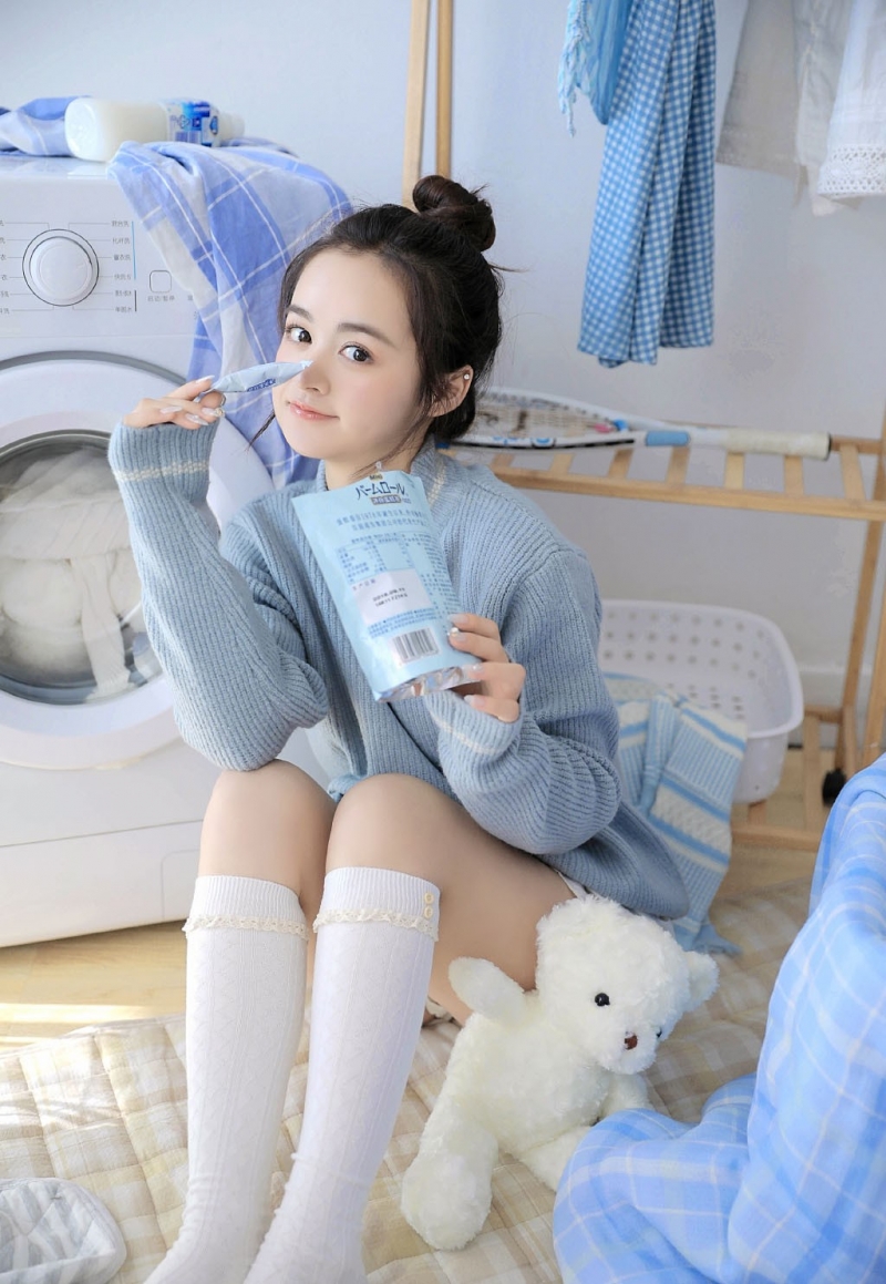 超短裤小姐姐白丝美腿居家写真  第4张