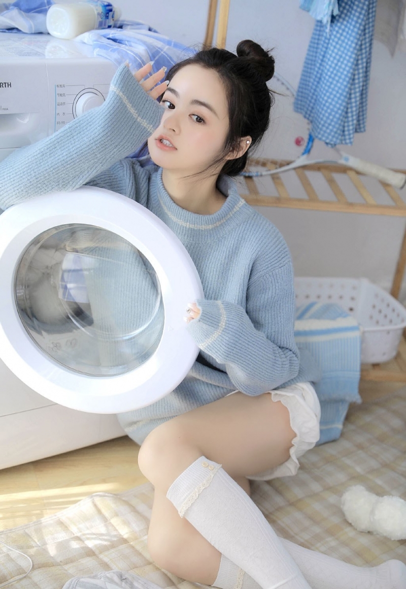 超短裤小姐姐白丝美腿居家写真  第6张
