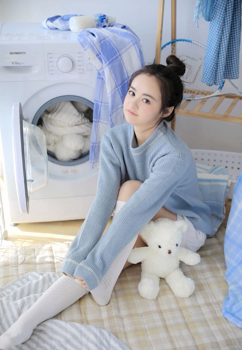 超短裤小姐姐白丝美腿居家写真  第7张