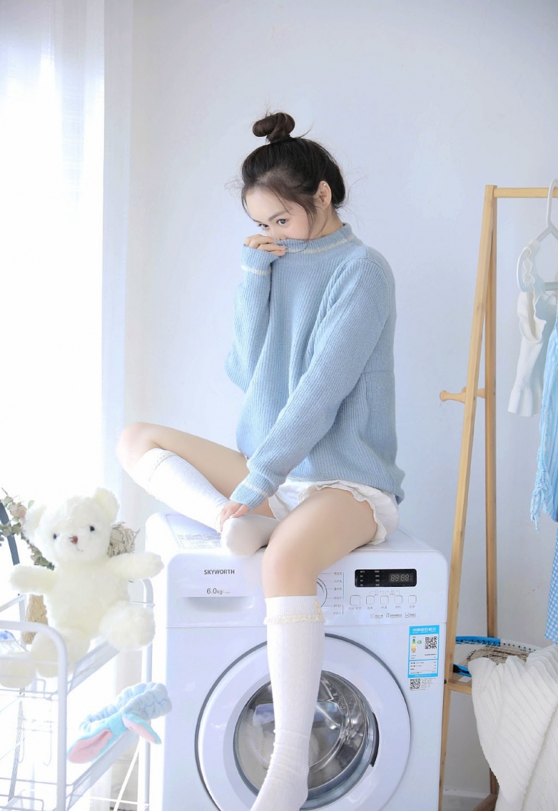 超短裤小姐姐白丝美腿居家写真  第9张
