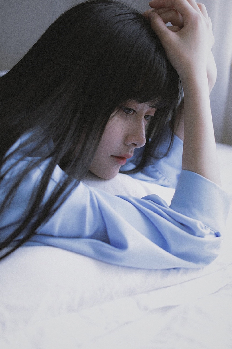 蓝色衬衫美女黑长直发床上写真  第1张