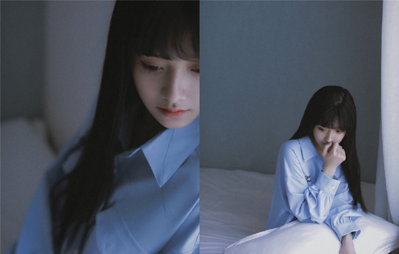 蓝色衬衫美女黑长直发床上写真  第3张