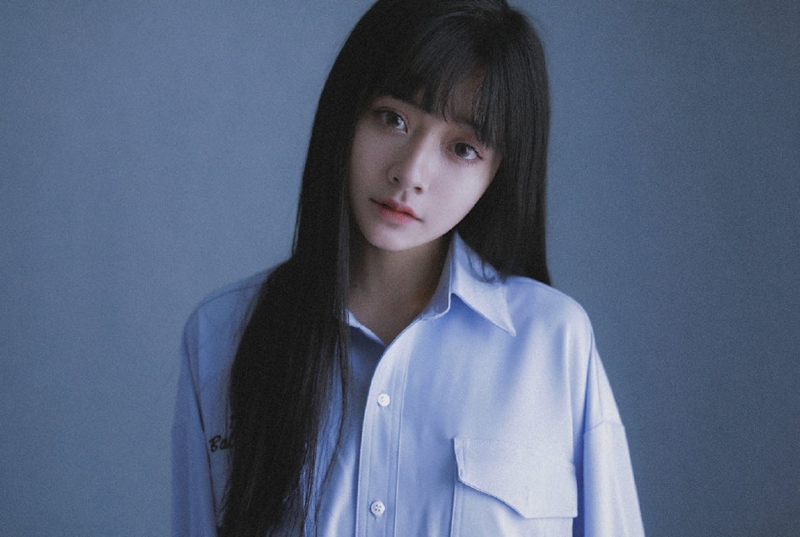 蓝色衬衫美女黑长直发床上写真  第4张