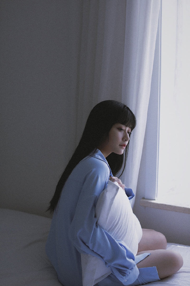 蓝色衬衫美女黑长直发床上写真  第5张