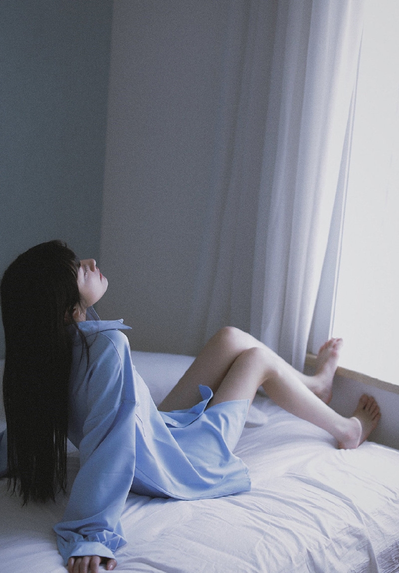 蓝色衬衫美女黑长直发床上写真  第6张