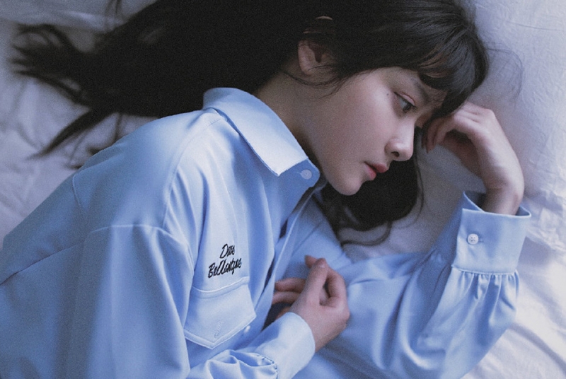 蓝色衬衫美女黑长直发床上写真  第7张