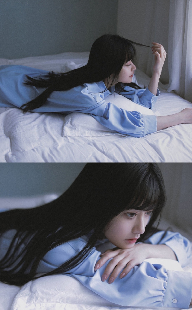 蓝色衬衫美女黑长直发床上写真  第8张