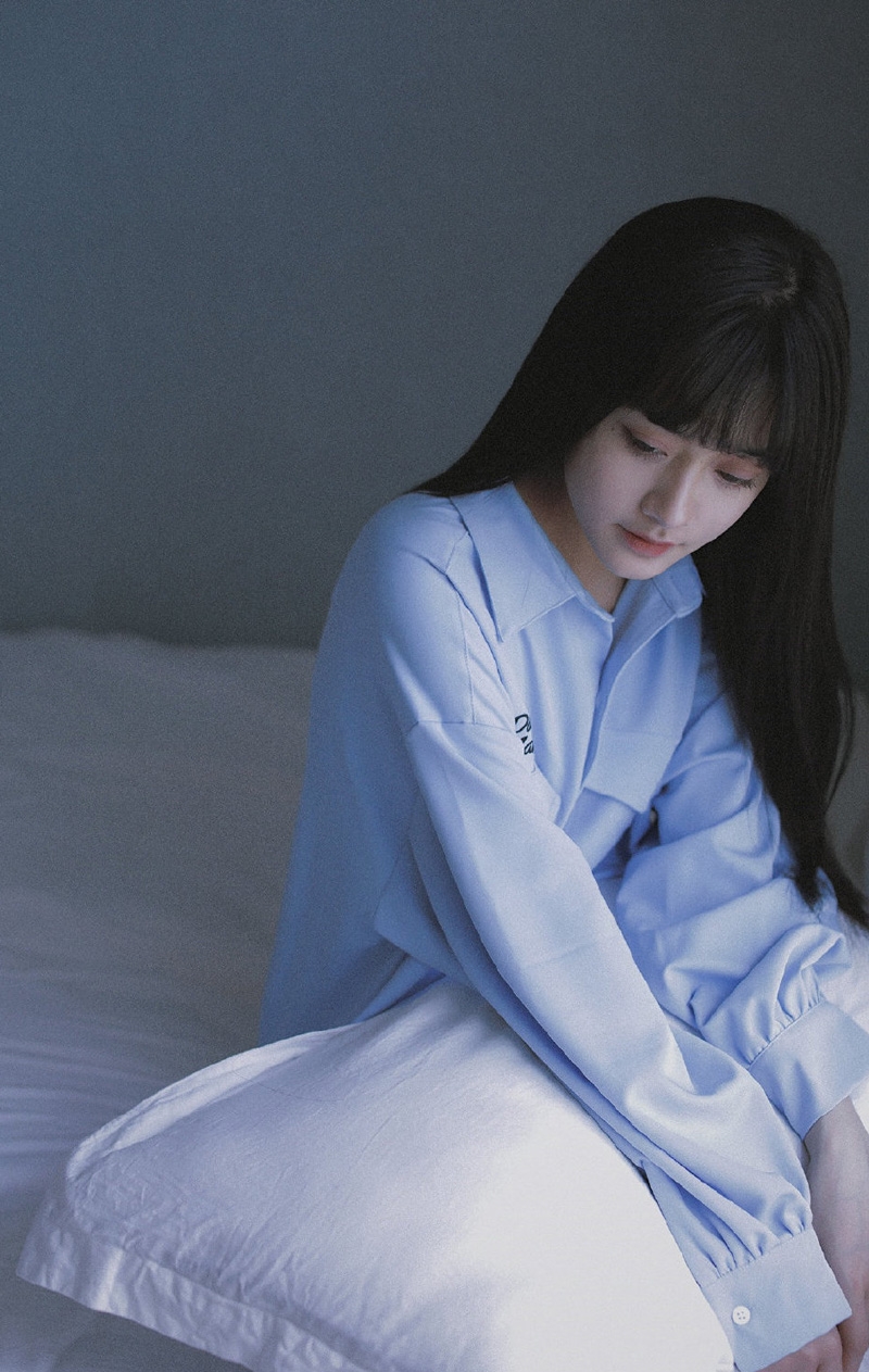 蓝色衬衫美女黑长直发床上写真  第9张
