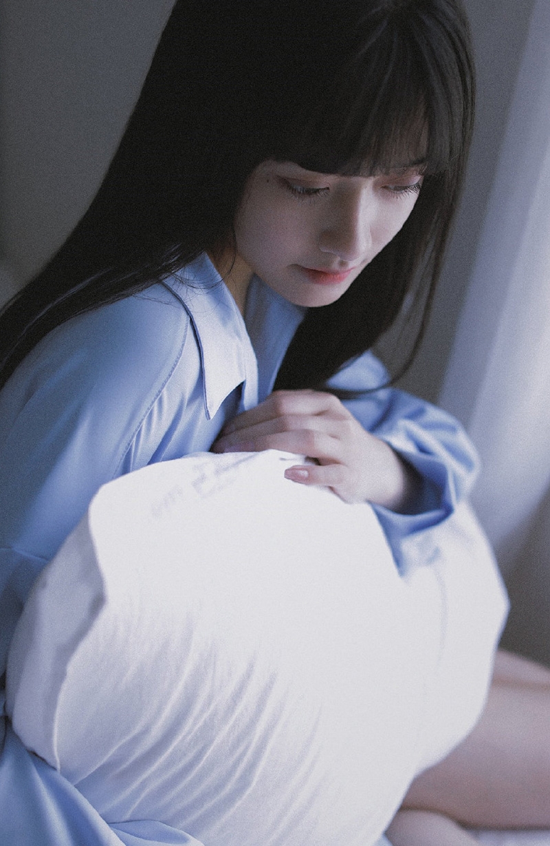 蓝色衬衫美女黑长直发床上写真  第10张