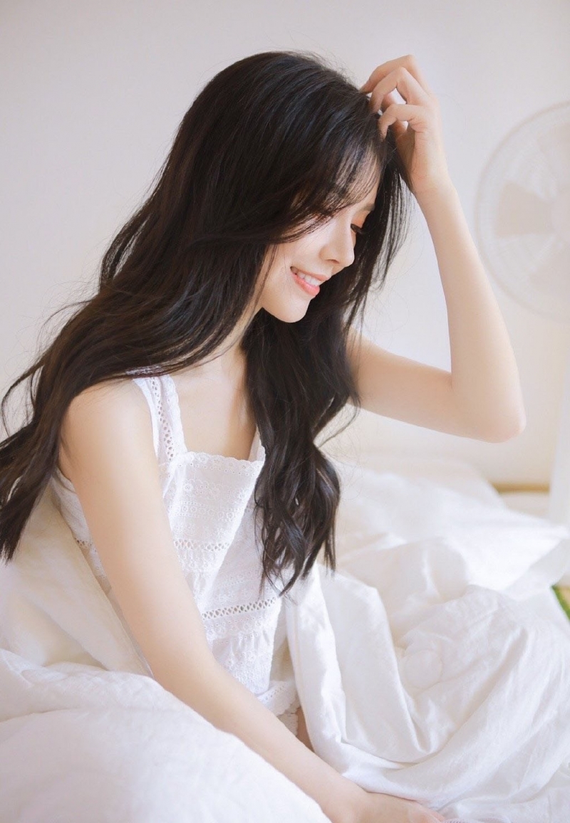 床上美女白丝美腿室内个人写真  第1张