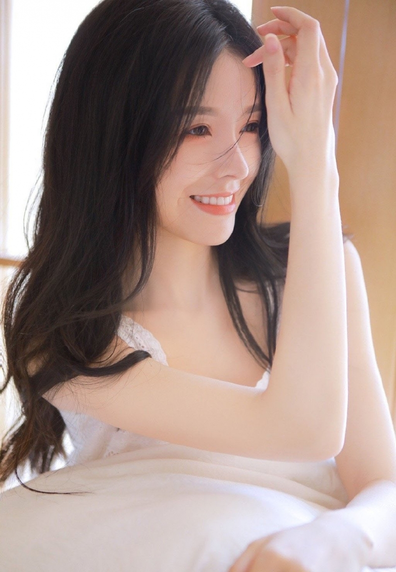 床上美女白丝美腿室内个人写真  第3张