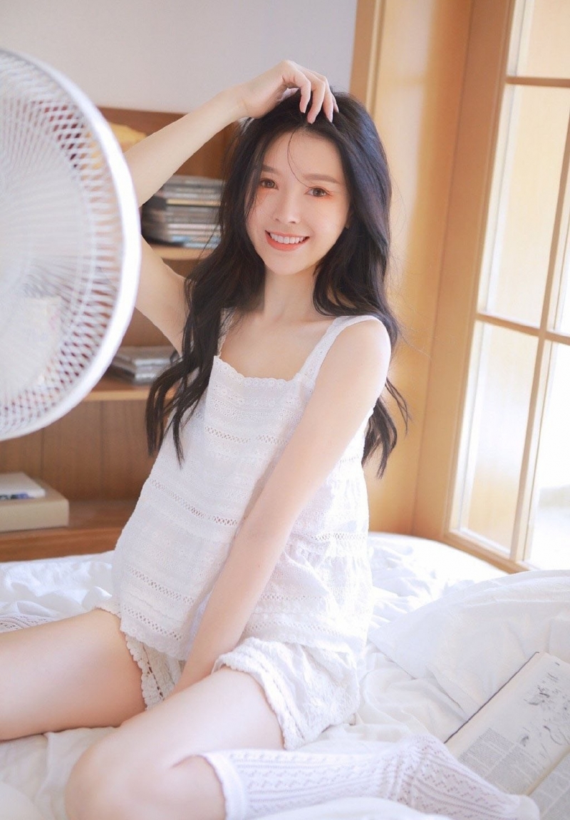床上美女白丝美腿室内个人写真  第4张