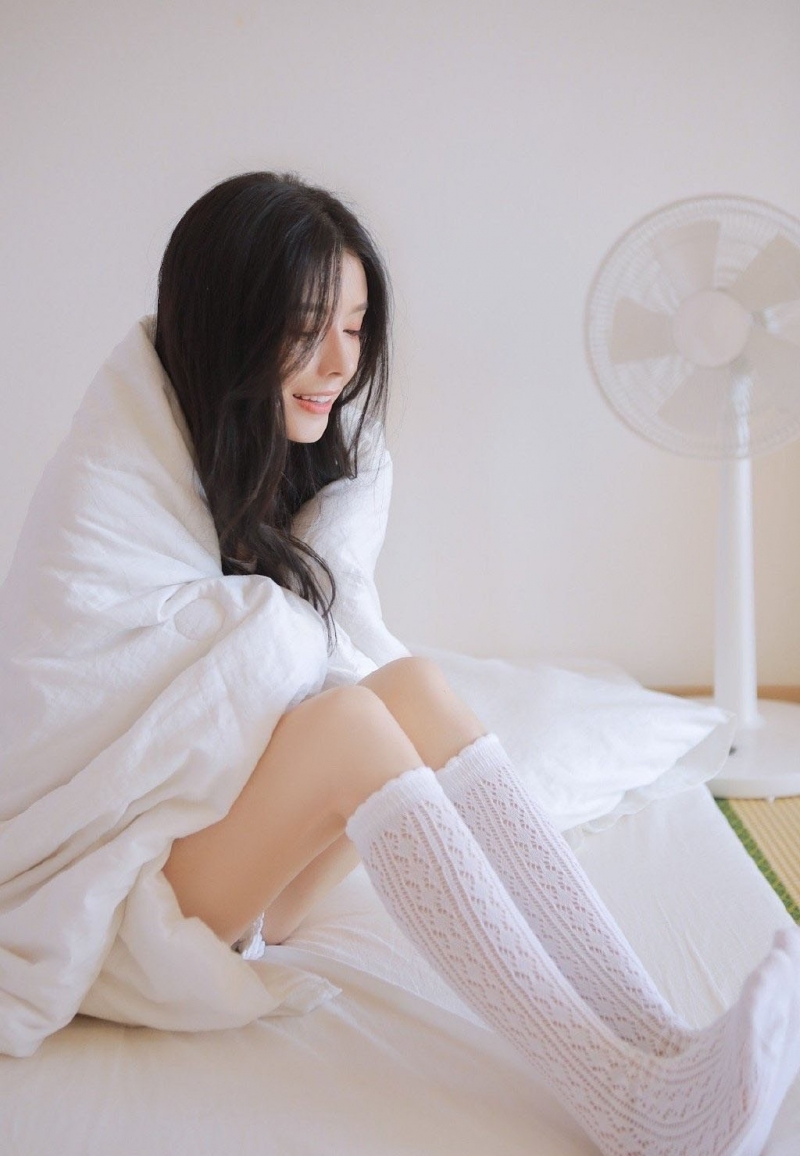 床上美女白丝美腿室内个人写真  第7张