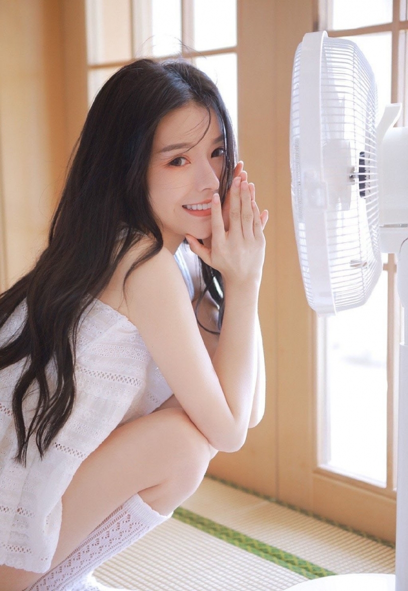 床上美女白丝美腿室内个人写真  第8张