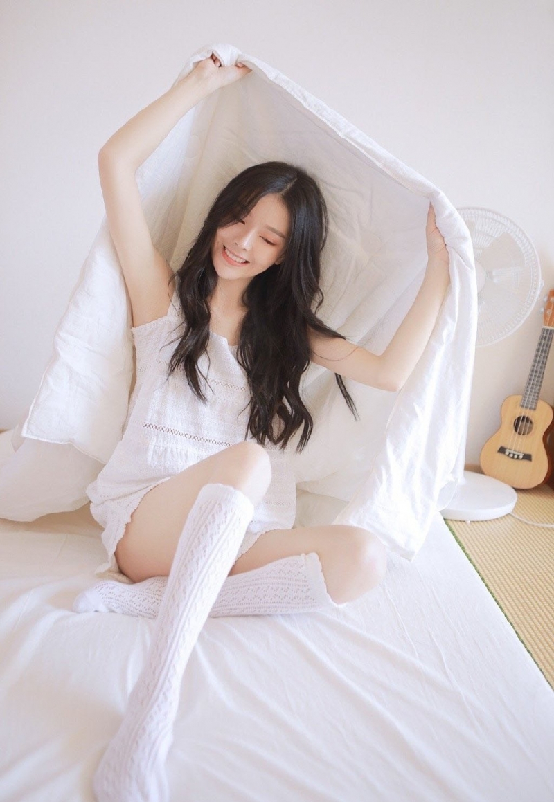 床上美女白丝美腿室内个人写真  第9张