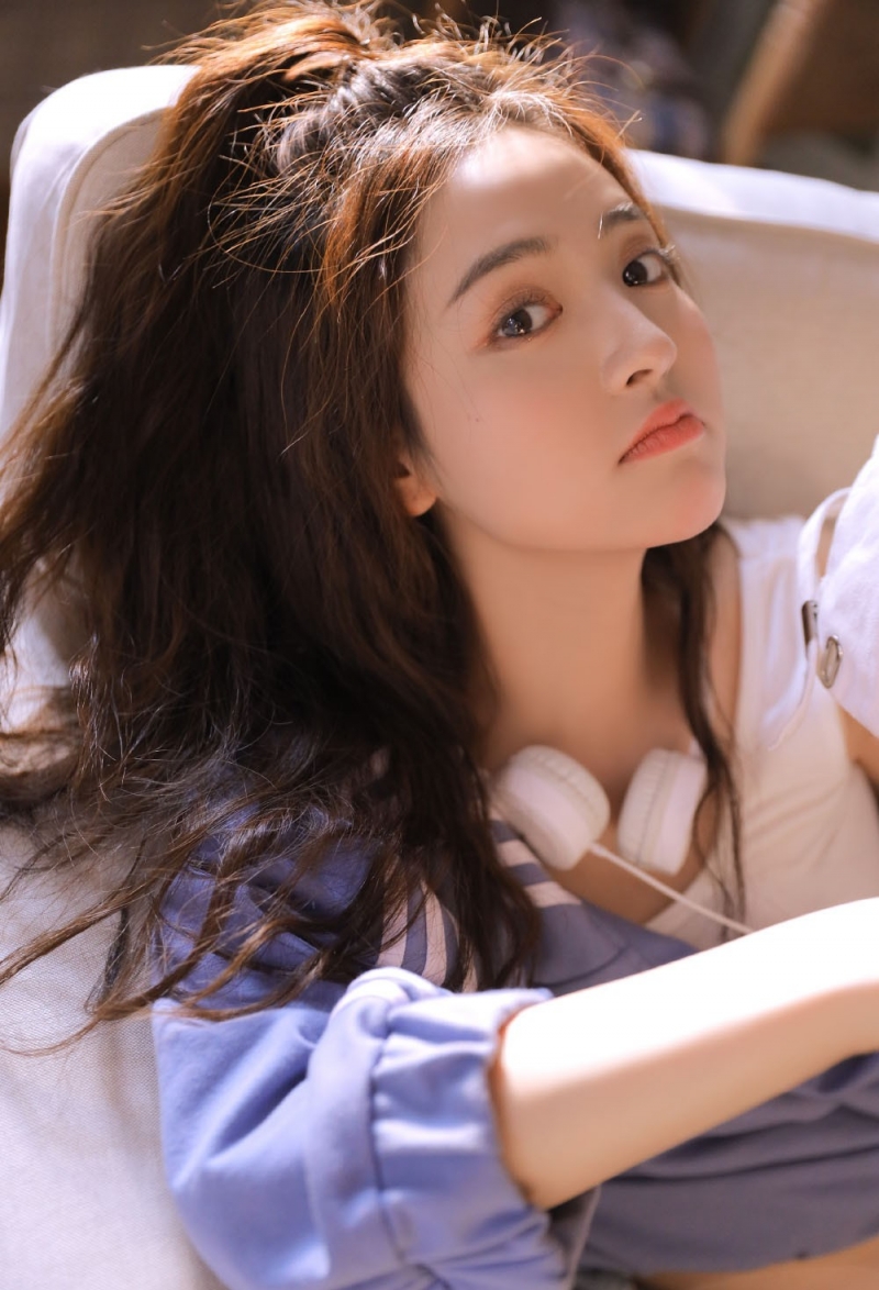 运动服美女白皙大长腿居家写真  第1张