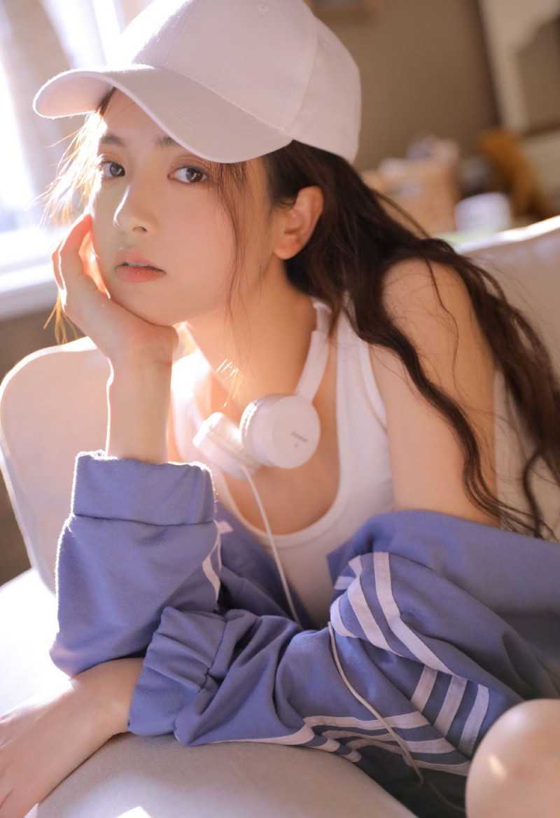 运动服美女白皙大长腿居家写真  第3张