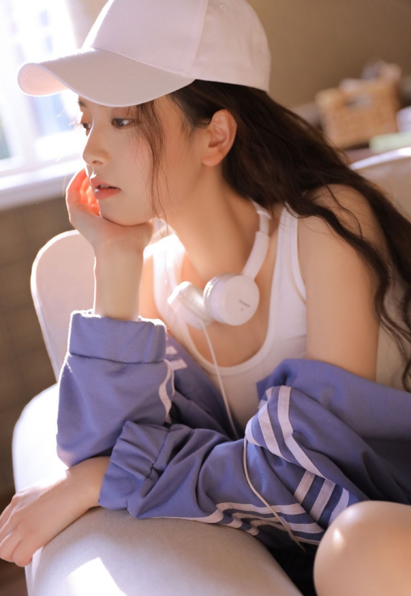 运动服美女白皙大长腿居家写真  第4张