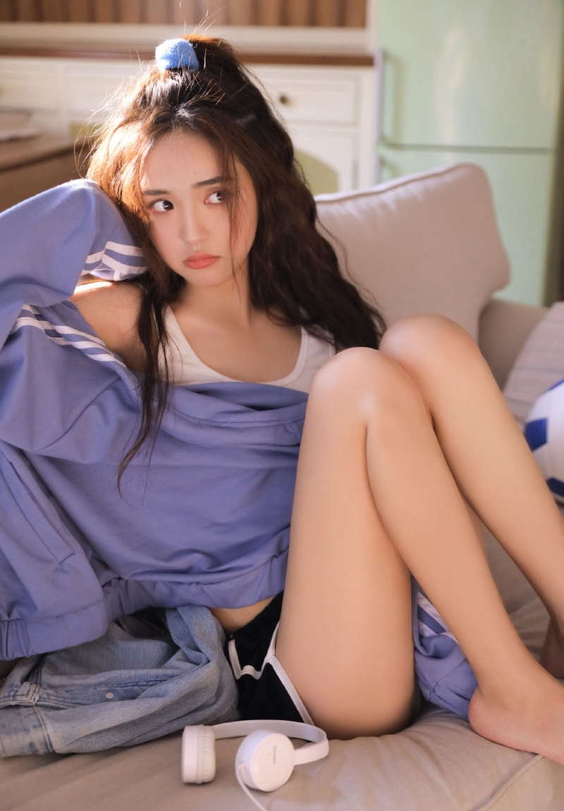 运动服美女白皙大长腿居家写真  第5张