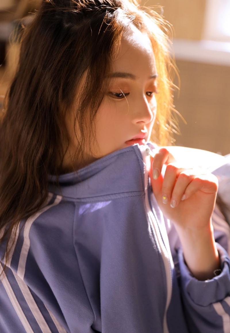 运动服美女白皙大长腿居家写真  第7张