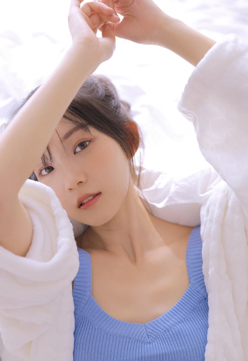 吊带美女圆润香肩精致锁骨写真  第3张