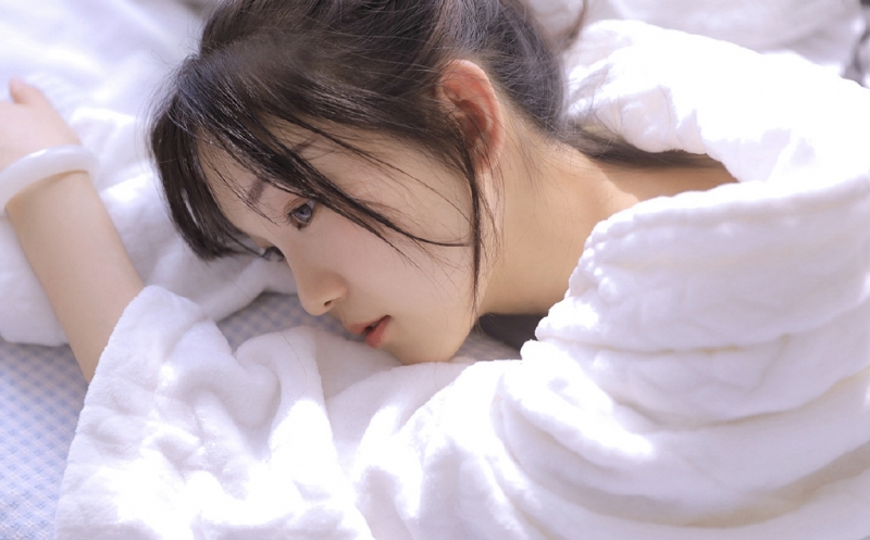 吊带美女圆润香肩精致锁骨写真  第4张