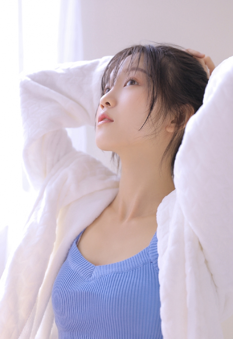 吊带美女圆润香肩精致锁骨写真  第6张