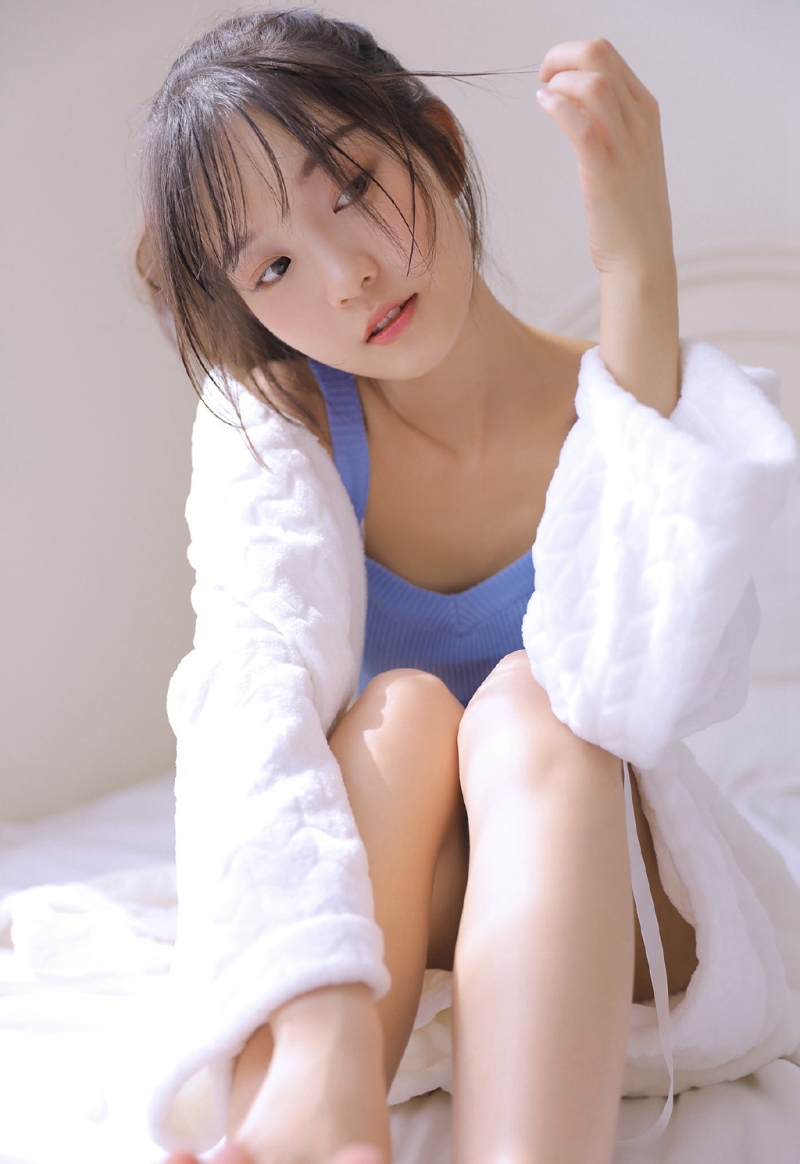 吊带美女圆润香肩精致锁骨写真  第7张