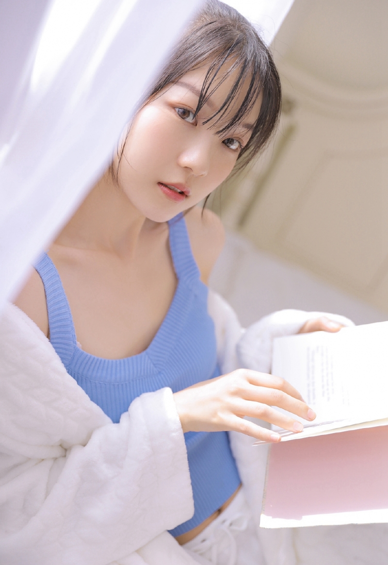 吊带美女圆润香肩精致锁骨写真  第8张