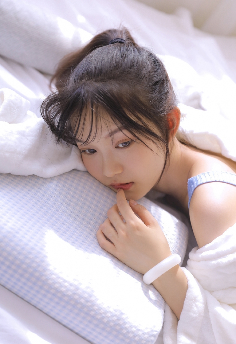 吊带美女圆润香肩精致锁骨写真  第11张