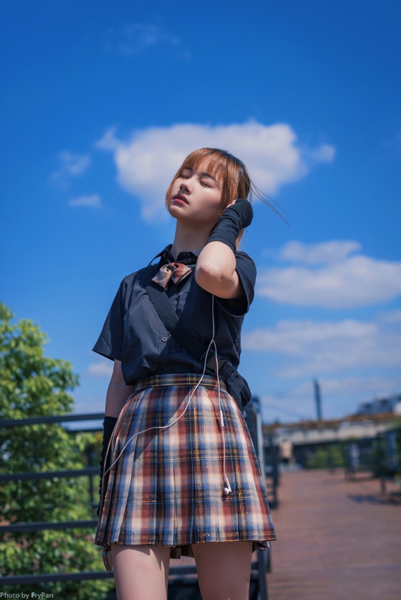 街拍美女格纹短裙修长美腿写真  第2张