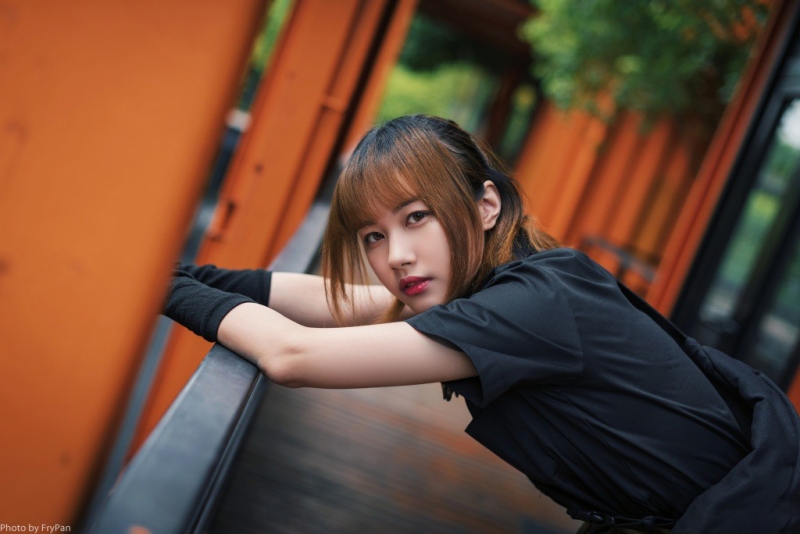 街拍美女格纹短裙修长美腿写真  第3张
