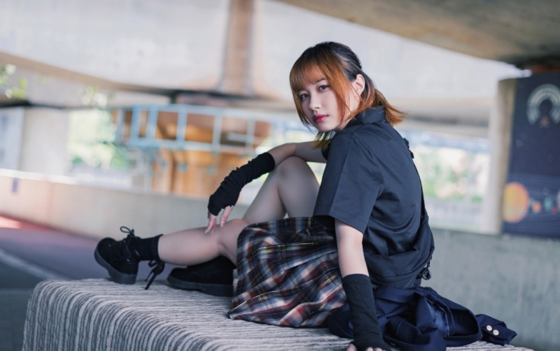 街拍美女格纹短裙修长美腿写真  第4张