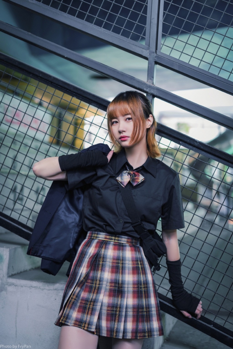 街拍美女格纹短裙修长美腿写真  第5张