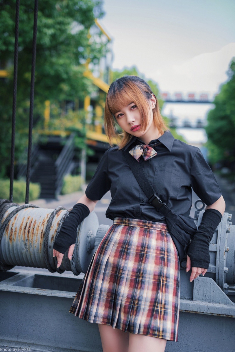 街拍美女格纹短裙修长美腿写真  第6张