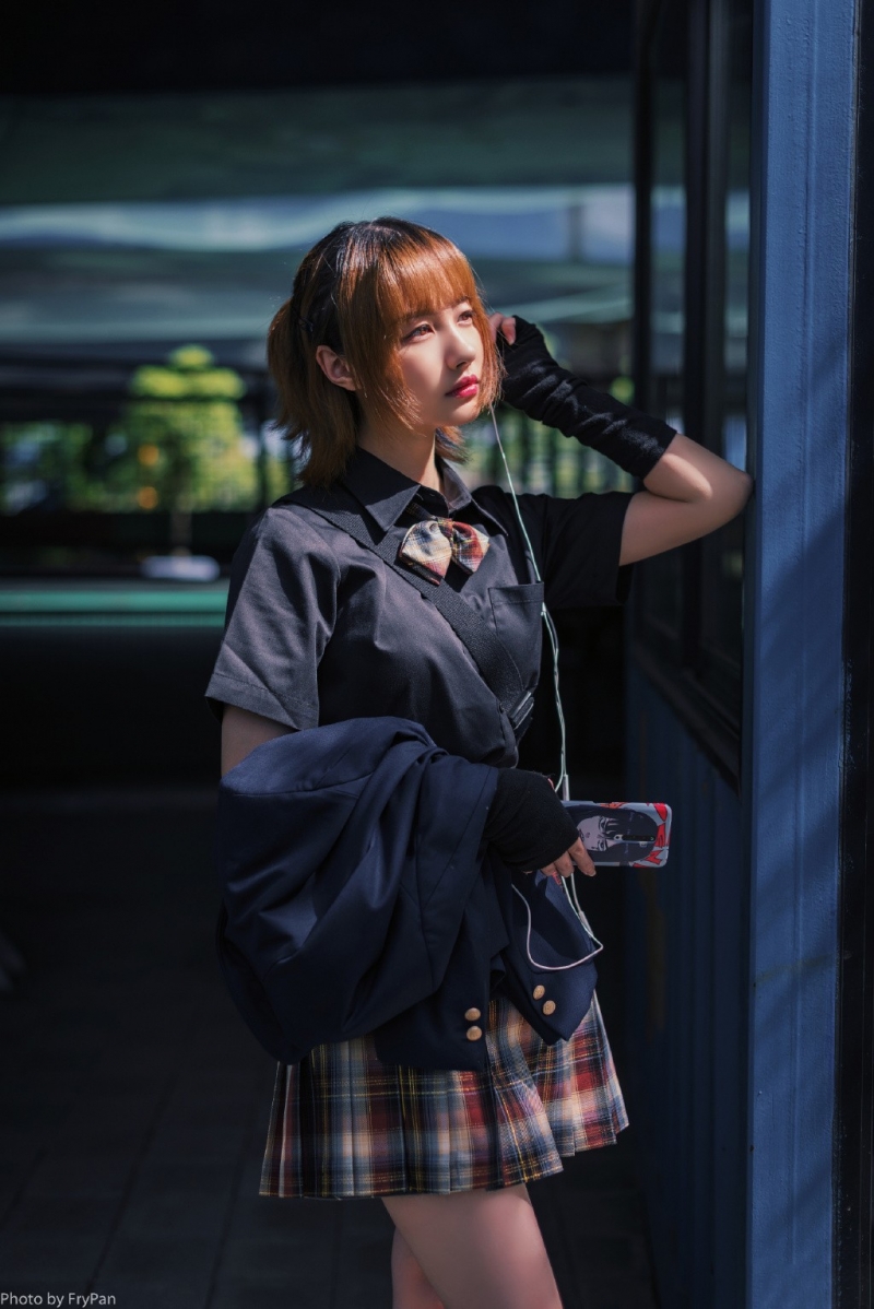 街拍美女格纹短裙修长美腿写真  第7张