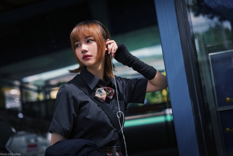 街拍美女格纹短裙修长美腿写真  第8张