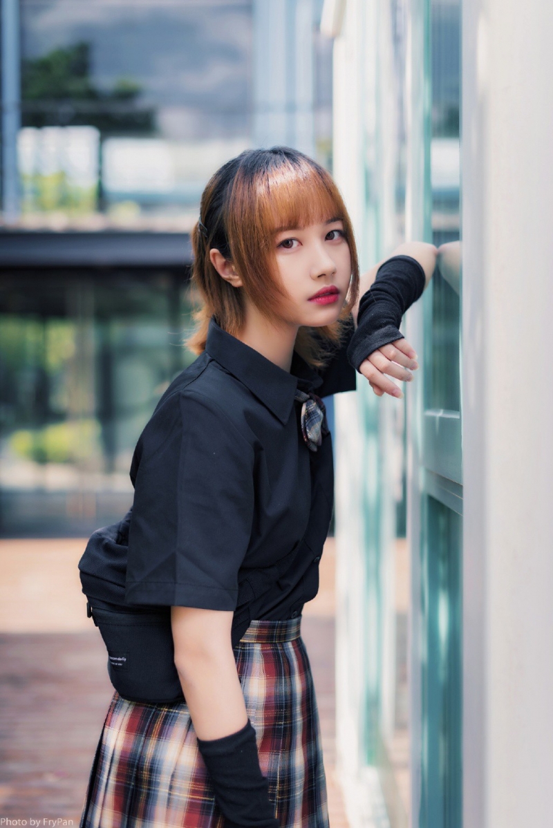 街拍美女格纹短裙修长美腿写真  第9张