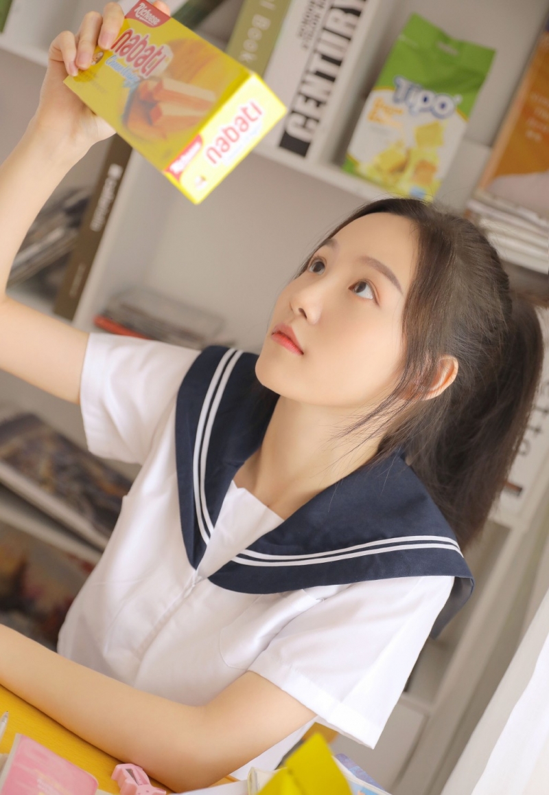 马尾辫学生妹海军制服教室写真  第1张