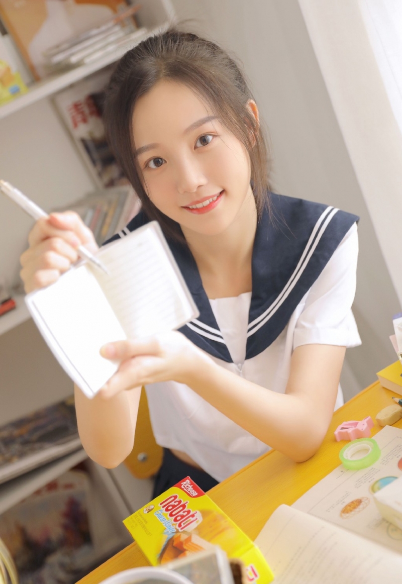 马尾辫学生妹海军制服教室写真  第2张