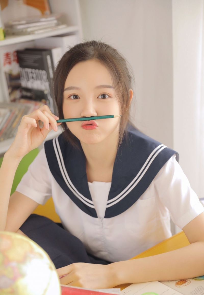 马尾辫学生妹海军制服教室写真  第4张