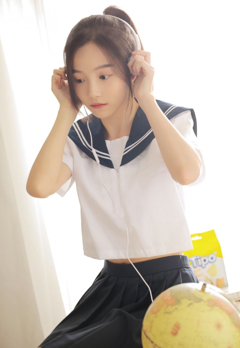 马尾辫学生妹海军制服教室写真  第5张